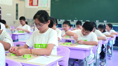 学生们正在进行科学实践测试